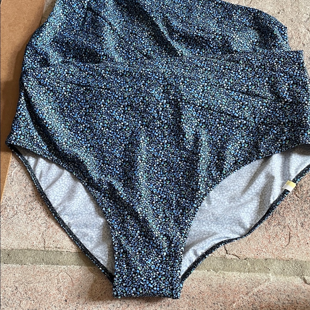 Summersalt  The Sidestroke One-Shoulder Swimsuit - Picture 3 of 10